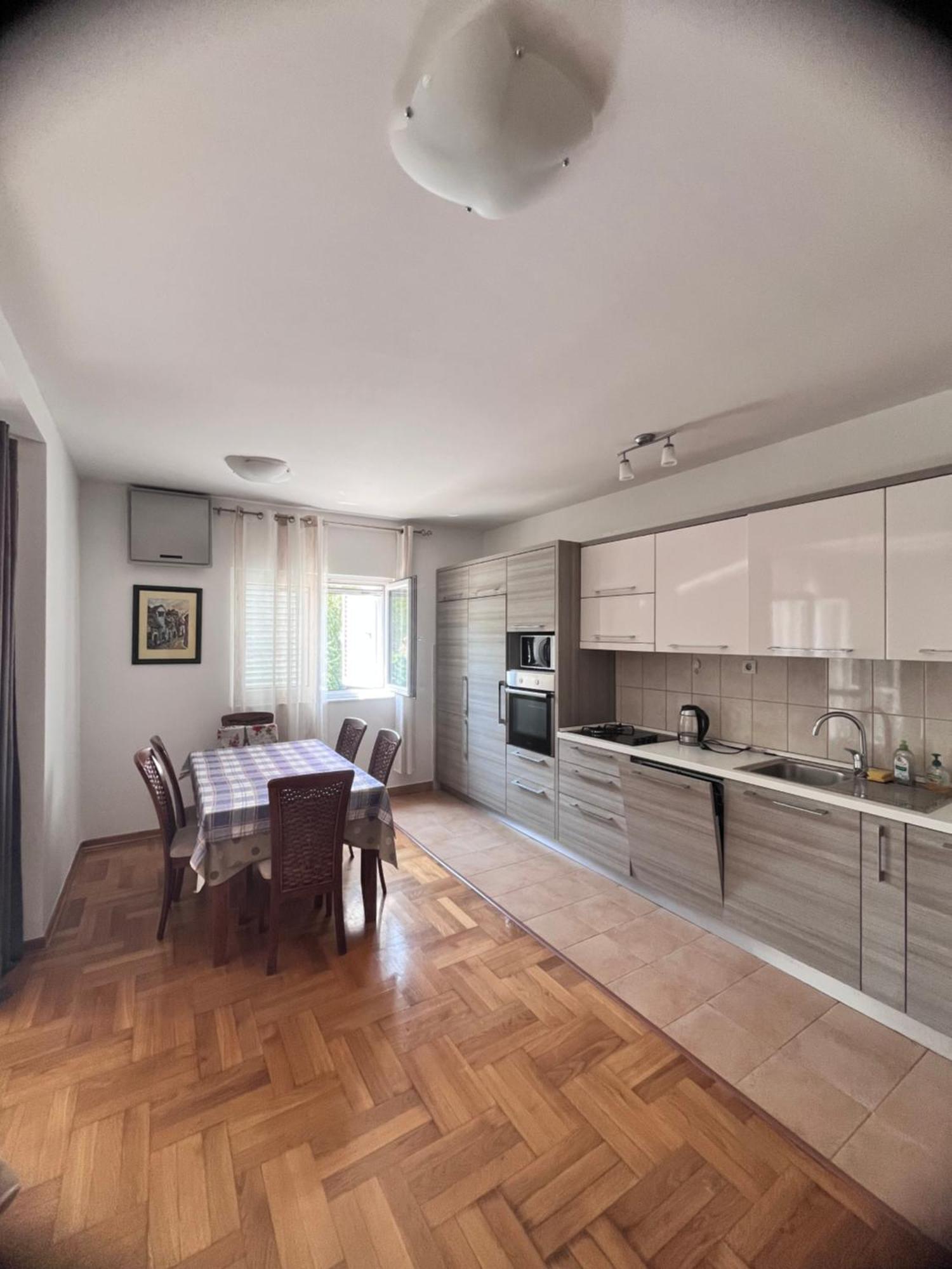 Apartment Belani, Own Parking Тиват Екстер'єр фото